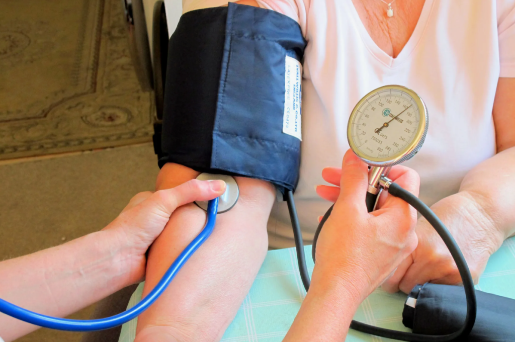 Давление у пожилых людей: особенности, нормы и контроль Давление у пожилых людей: особенности, нормы и контроль